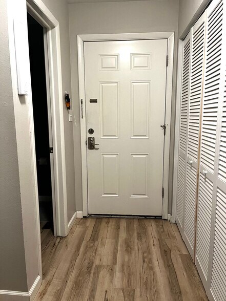 Building Photo - 1706 Palm Dr