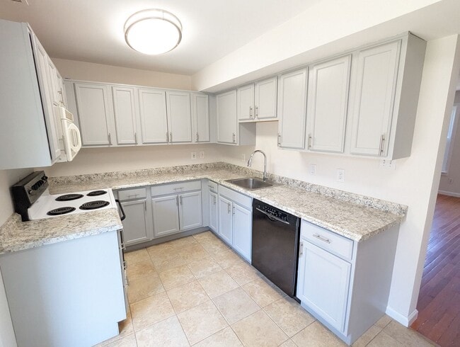 Building Photo - Charming two level townhouse in establishe...
