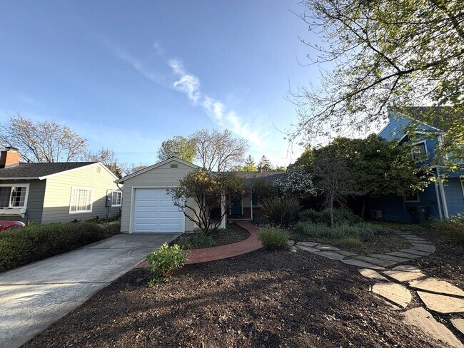 Building Photo - Charming Palo Alto Home with Renovated Kitchen & Spacious Backyard
