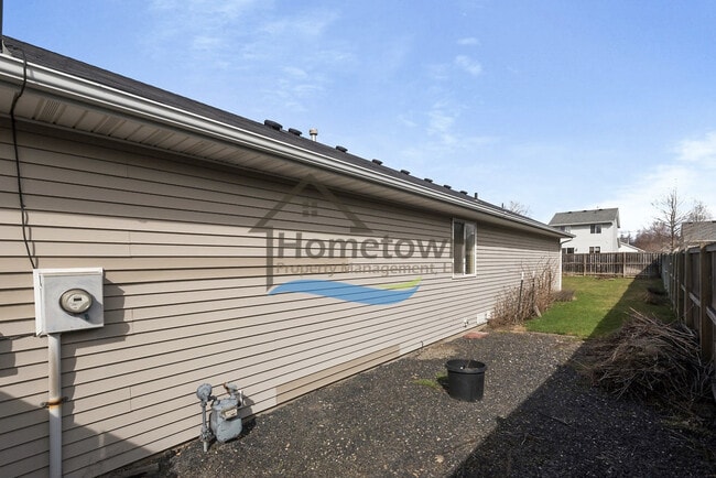 Building Photo - Spacious 3 Bedroom 2 bath Corner Lot Home with Private Fenced Backyard