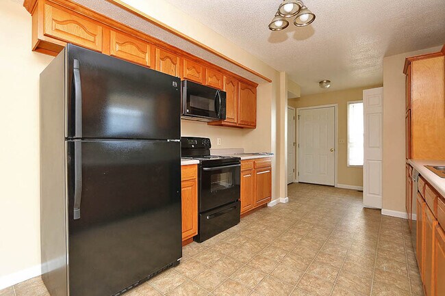 Building Photo - 4 Bedroom House Close to Campus