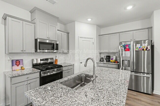 Building Photo - 760 Kitfox Dr NW