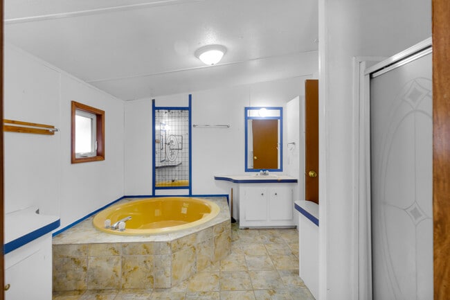 Building Photo - 220 Tree Ln