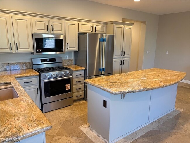 Building Photo - 2406 Paveene Ave