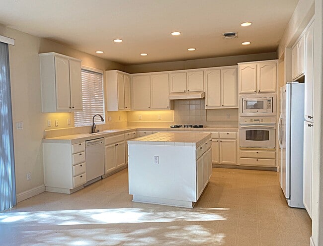 Building Photo - 1042 Tulloch Dr