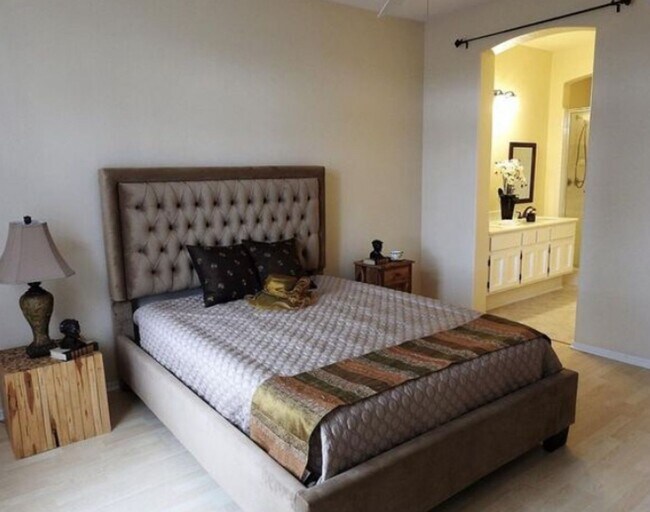 Building Photo - The perfect 3 Bed 3 bath Townhouse