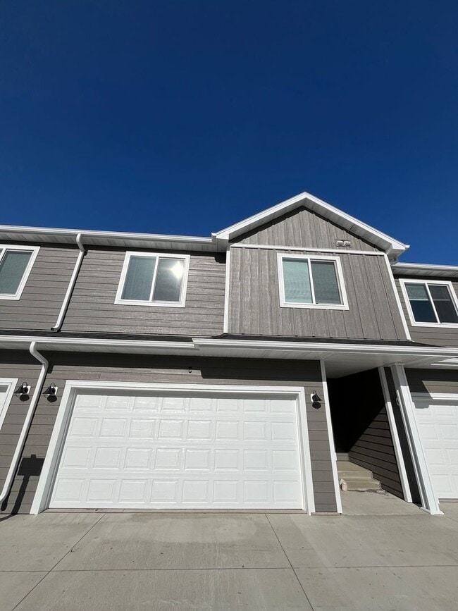 Building Photo - 3 Bed 3 Bath TownHome