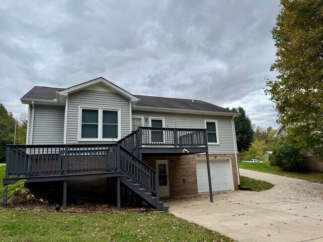 Building Photo - Sango! 3 Bed/2.5 Bath with unfinished base...