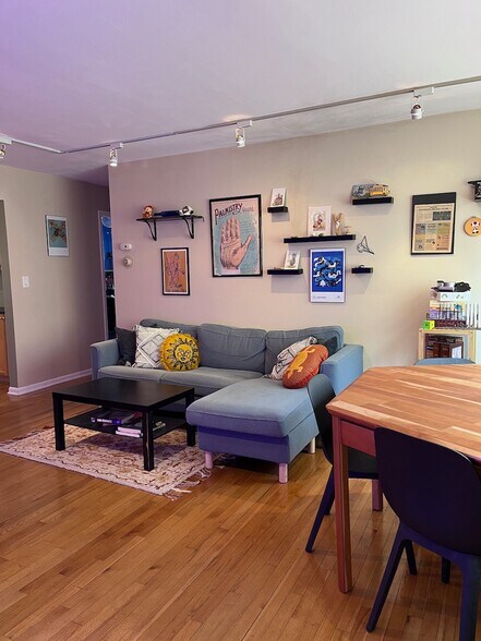 Building Photo - 1531 W Sherwin Ave