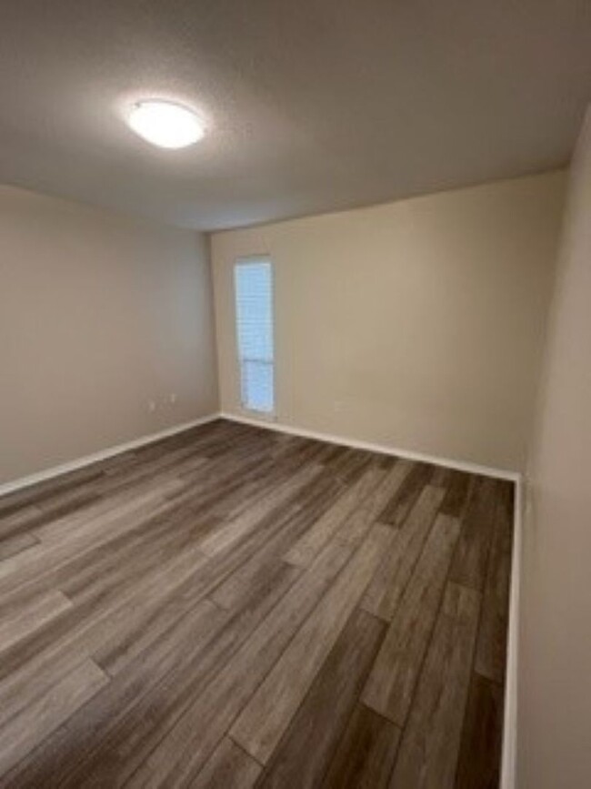 Building Photo - Condominium in Greenbrier: RENOVATED AND  ...