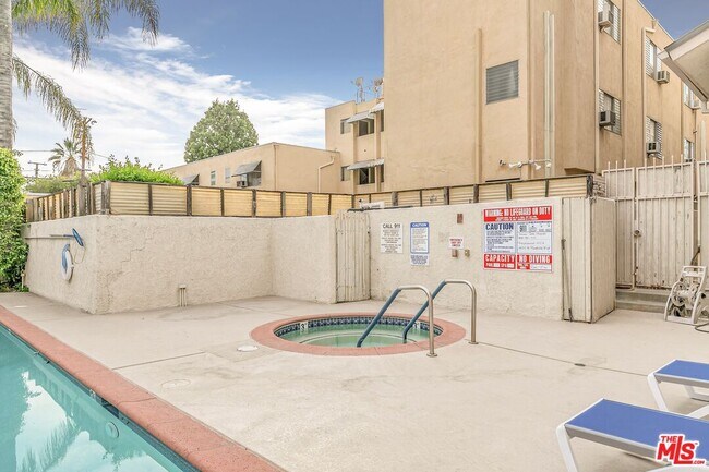 Building Photo - 14050 Magnolia Blvd