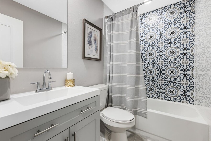 Building Photo - 1003 April Ln