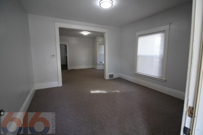 Building Photo - 243 Valley Ave NW