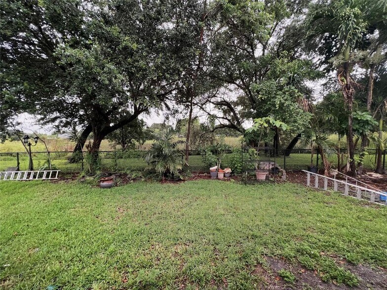 Building Photo - 7400 SW 37 Ct