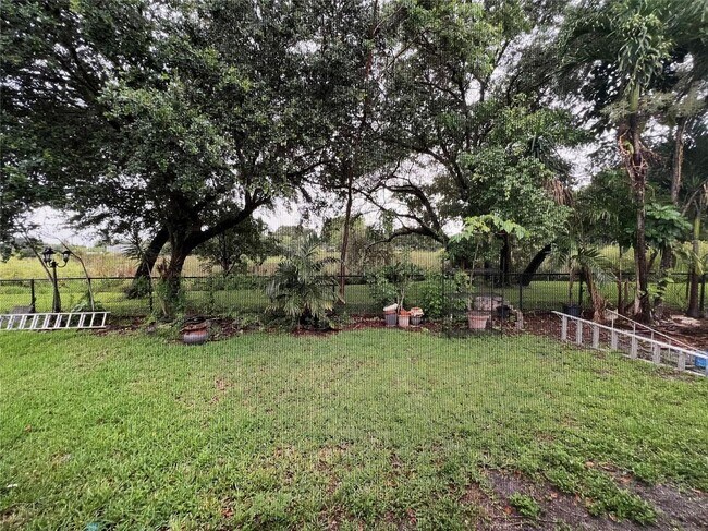Building Photo - 7400 SW 37 Ct