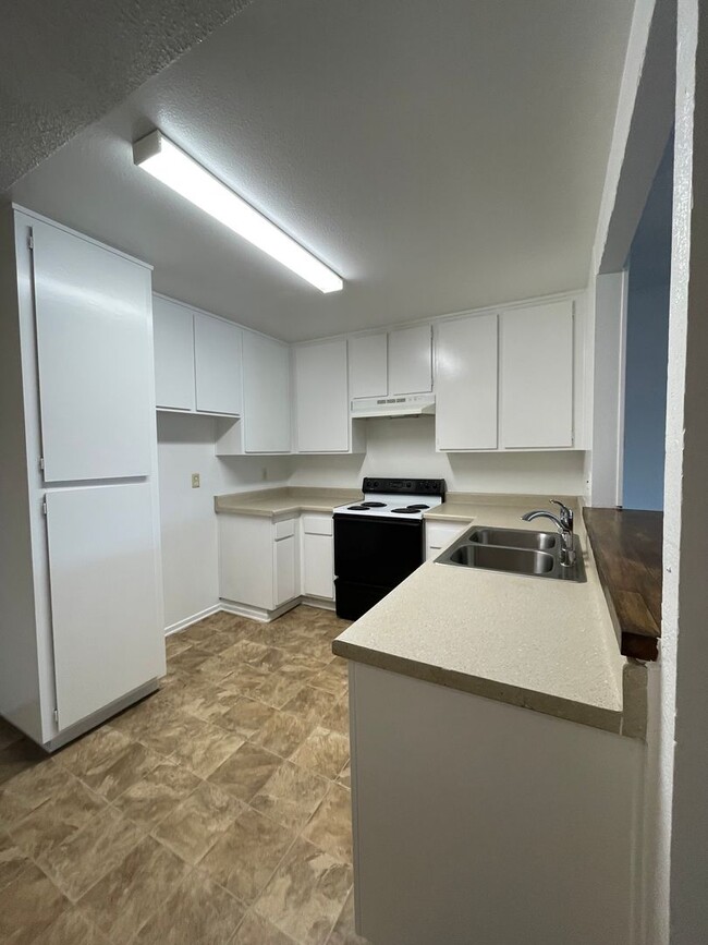 Building Photo - Spacious 2-bedroom 1-bathroom upstairs condo with Balcony/Garage