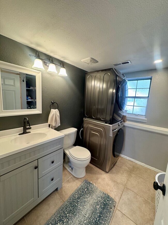 Building Photo - 4 Bedroom home in Stunning Rockrimmon