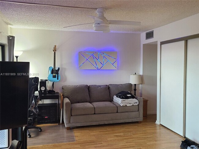 Building Photo - 2306 S Cypress Bend Dr