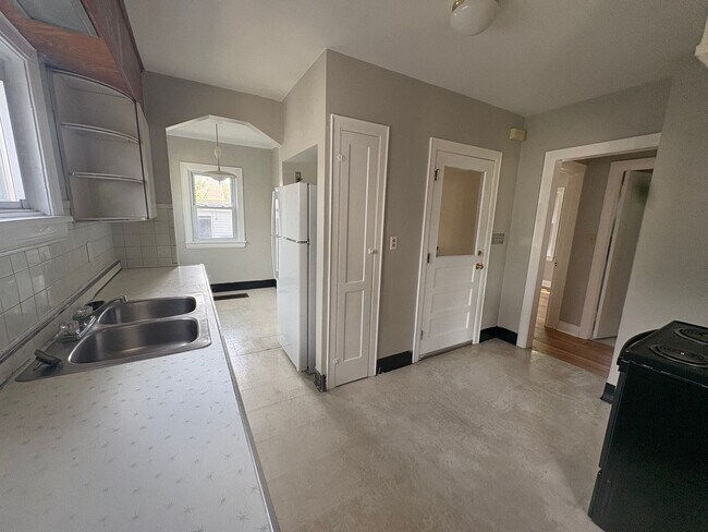 Building Photo - 2507 Brookview Blvd