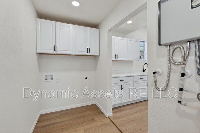 Building Photo - 542 E 23rd St