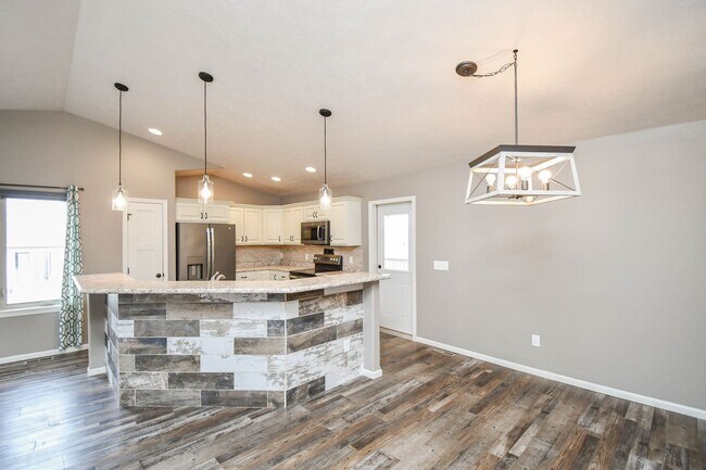 Building Photo - 5 Bedroom 3 Bathroom Single Family Home North Sioux Falls!
