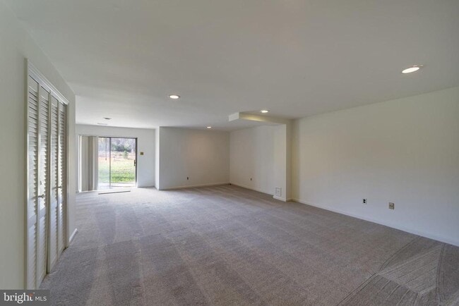 Building Photo - 10 Liberte Ln