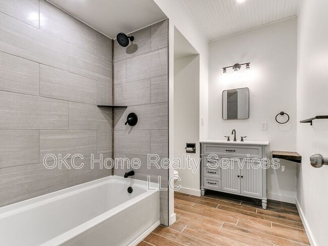 Building Photo - 1812 W Noble Ave