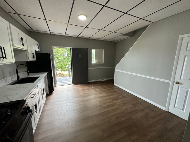 Building Photo - Two bedroom, one bath, fully remodeled tow...