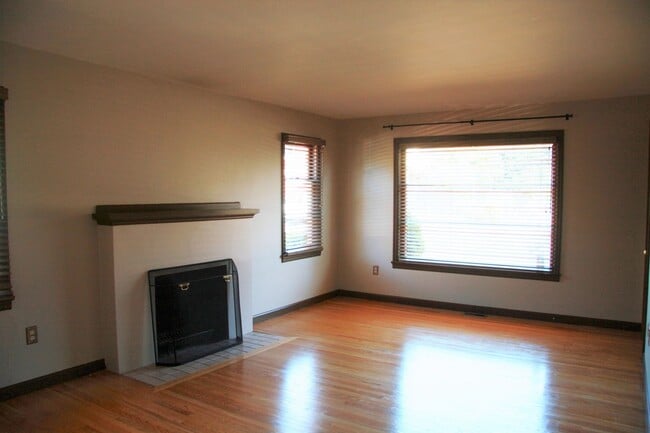 Building Photo - 2bd/1ba Seattle House