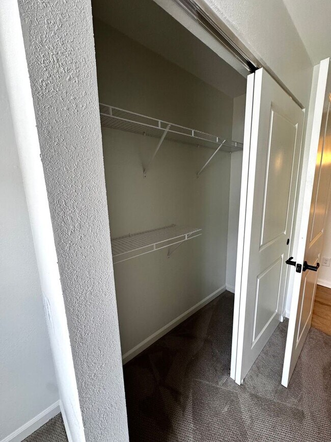 Building Photo - Fully Renovated 3BR/3BA Condo at Harper Fl...