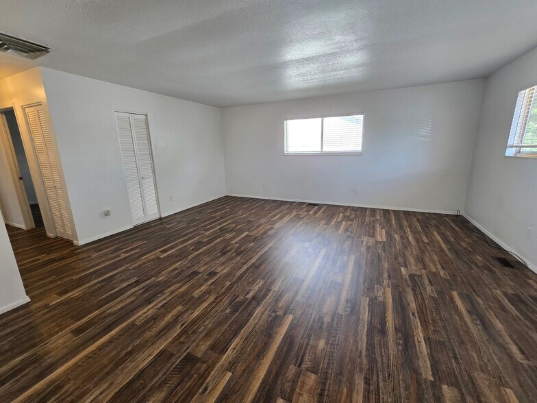 Building Photo - 805 Woodlawn Ave