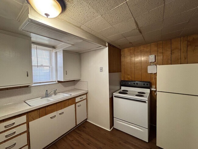 Building Photo - 926 E Halliday St