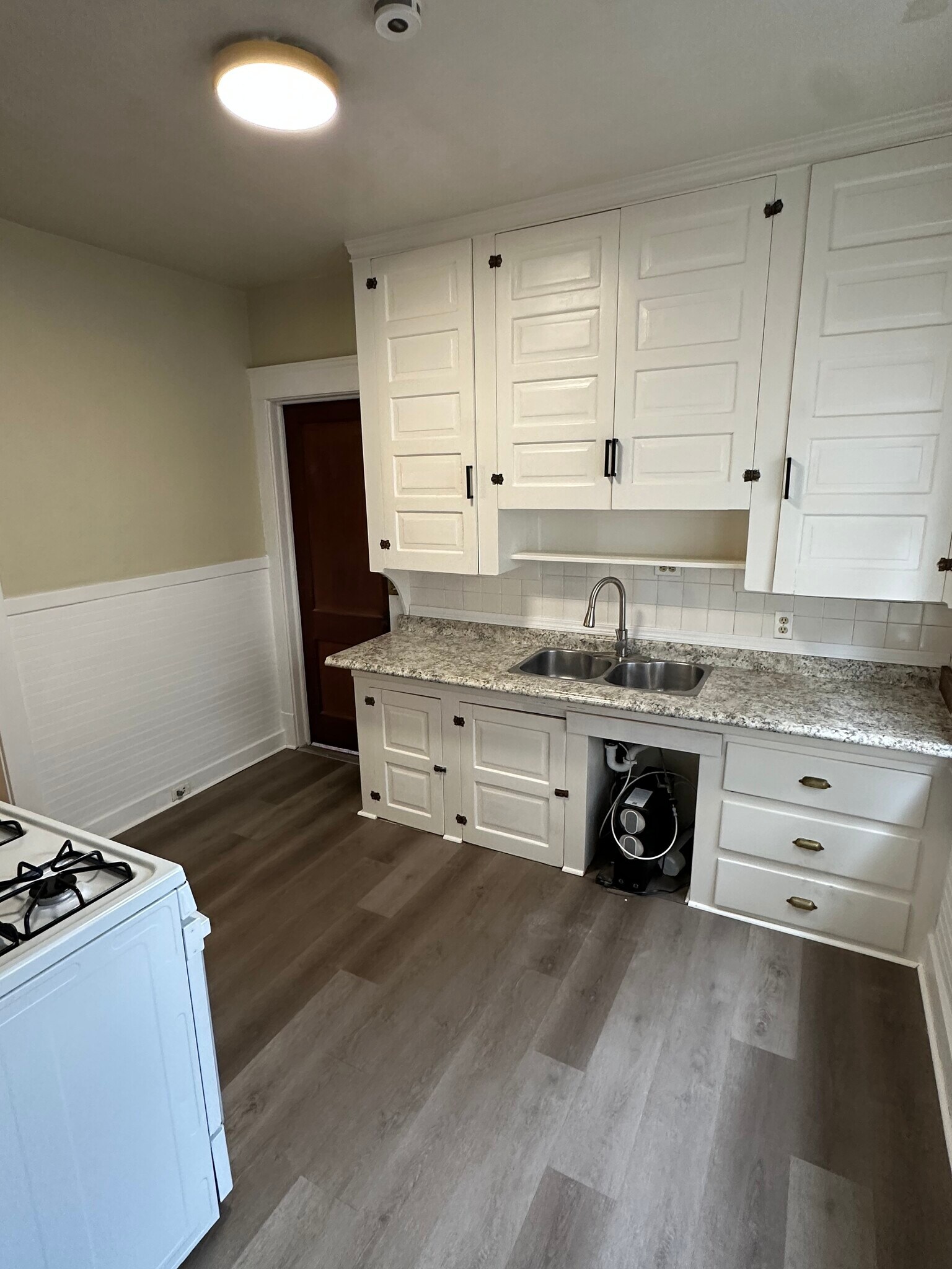 Building Photo - 1302 W 102nd St