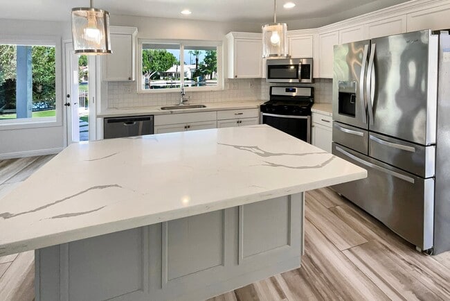 Building Photo - 413 S Lake Mirage Dr