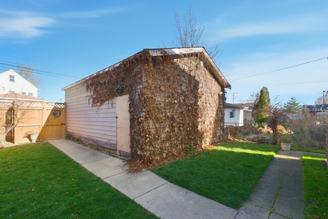 Building Photo - 5434 W Wrightwood Ave