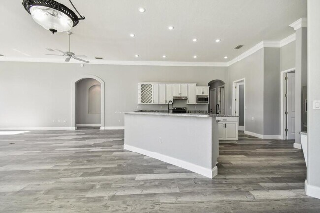 Building Photo - 6644 Country Club Rd