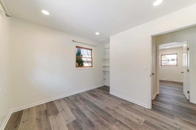 Building Photo - 1008 S 10th Ave