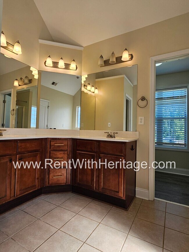 Building Photo - Amazing 4 Bedroom/ 3 Bath Home / Attention...