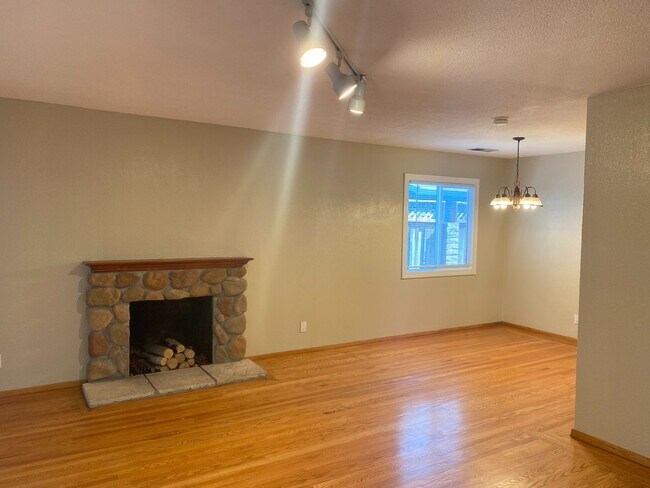 Building Photo - Stunning Three Bedroom House W/ Two Car Garage & Backyard!!