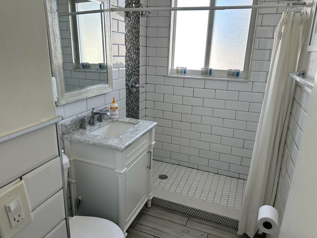 Building Photo - 1258 Beach Rd