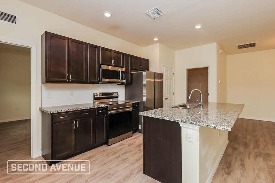 Building Photo - 1122 NE 39th Terrace