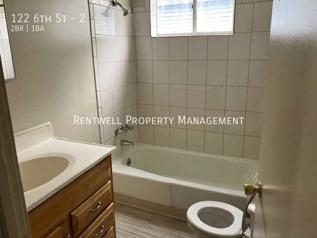 Building Photo - 122 6th St