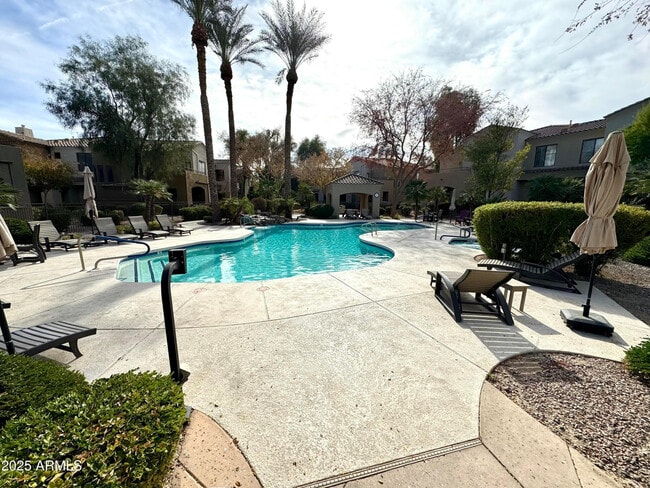 Building Photo - 2330 E Huntington Dr