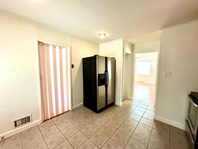 Building Photo - 533 Inwood Dr