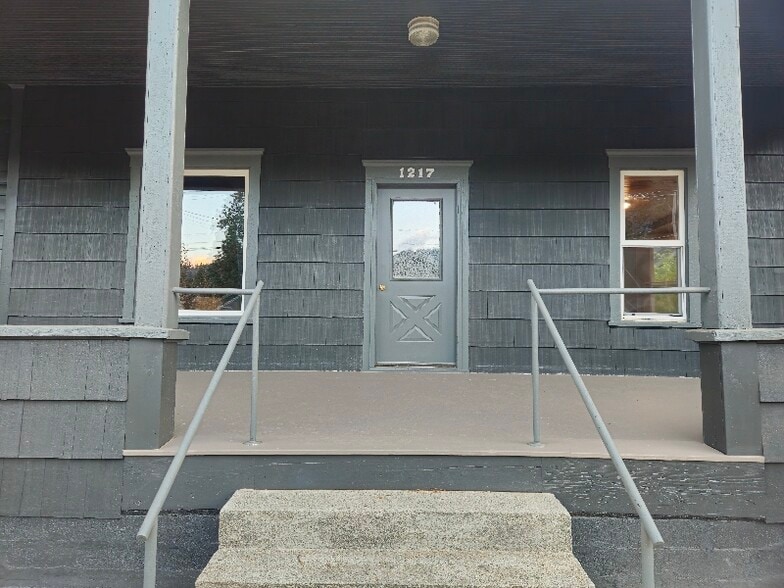 Building Photo - 1217 Commercial St