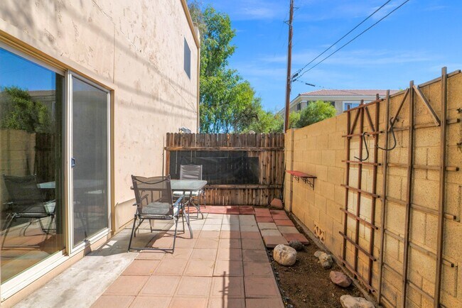 Patio - 1935 W Morten Ave