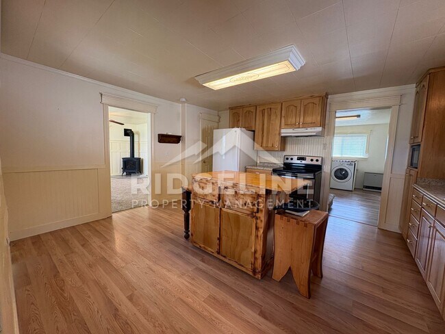 Building Photo - 2 Bed Home on .96 Acres!