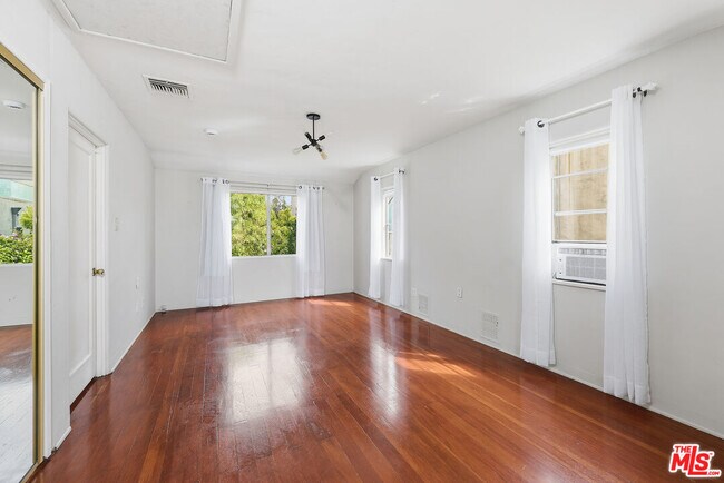 Building Photo - 820 Crestmoore Pl