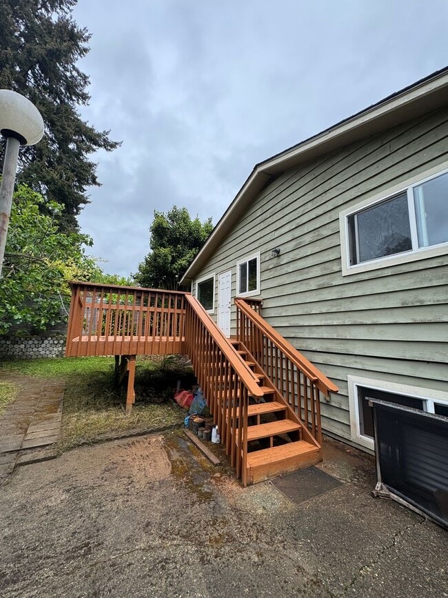 Building Photo - Spacious 4 Bedroom in Beacon Hill!  Lots of Updates, Perfect Location!