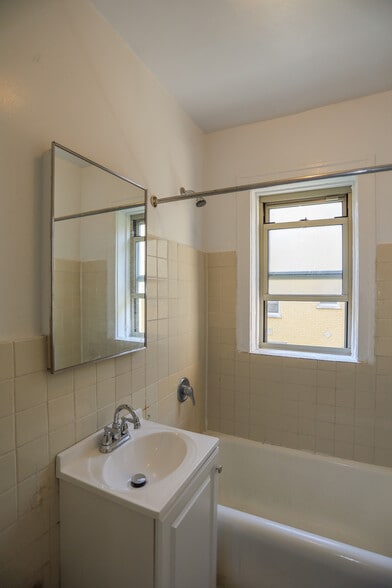 Building Photo - 1620 W Lunt Ave